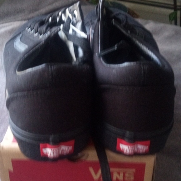 Black low vans size 10.5 new in box - Picture 4 of 5